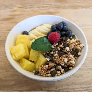 Yogur Natural Con Granola, Mermelada Casera y Frutas de Temporada