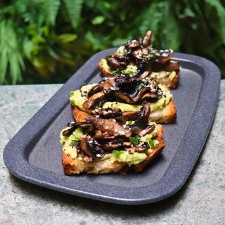 Crostini de Abacate e Cogumelos