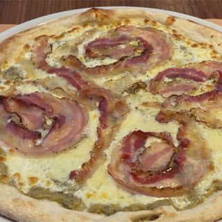 Pizza Pancetta Arrotolata, Crema de Alcachofas y Queso de Oveja (30 cm)