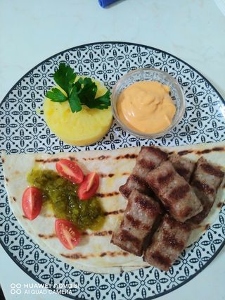 Мини кебапчета върху питка с картофено пюре,сос 