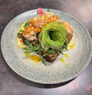 Тост з авокадо та лососем