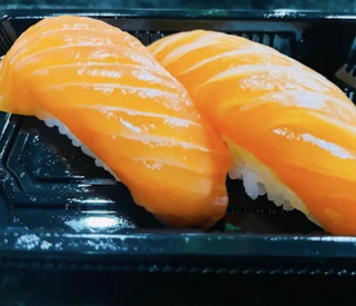 Salmón crudo (niguiri)