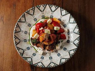 салат із фермерських томатів, з солодовим хлібом, молодою бринзою та соусом з бринзи і волоського горіху (240 г)