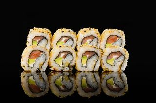 Урамаки Филаделфия, пушена сьомга и хрупкава темпура (8бр)