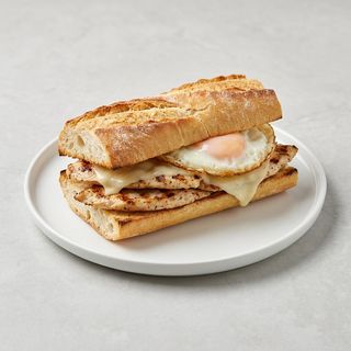 Bocadillo De Pechuga De Pollo Con Queso