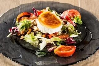 Ensalada con Queso De Cabra y frutos secos