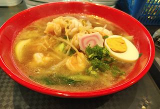 Ramen con gamberi