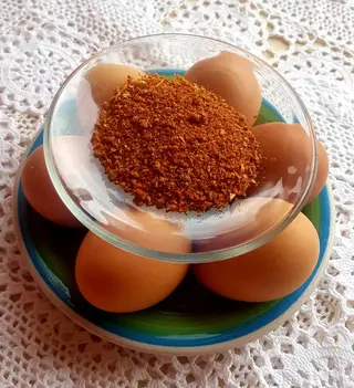 3 Oeufs Bouillis Plus Piment en Poudre