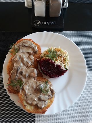 Placki z sosem podgrzybków