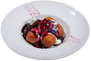 Papanasi serviti cu smantana dulce si gem de afine