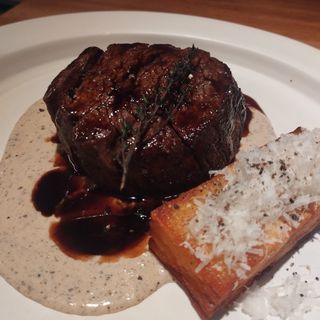 Solomillo cacio e pepe con graten de patata