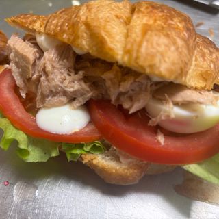 Croissant  vegetal ( atún, lechuga, tomate , huevo, mahonesa) 