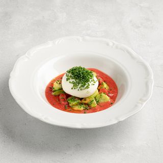 Буррата, томатный соус, сезонные овощи