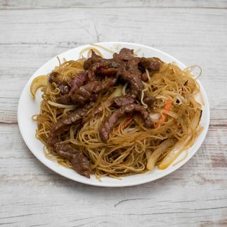 FIDEOS DE ARROZ FRITO CON TERNERA