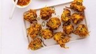 Onion pakora with coconut and mango chutney 5 pezzi