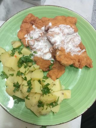 Snitel pulpa pui cu cartofi natur/Cartofi prajiti