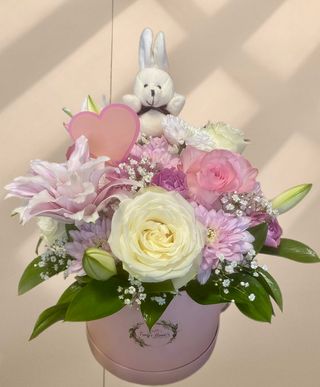 Нежна голяма кутия с лилиум, хризантеми, рози, мини рози и зайче