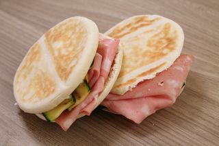 Panino con mortadella, zucchine grigliate e scamorza