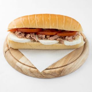 Panino con tonno, pomodoro e mozzarella
