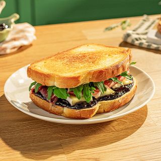 Bocadillo De Jamón York En Pan Brioche