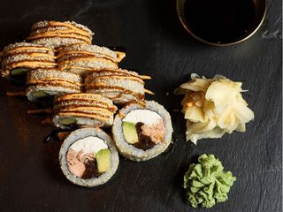 Kalifornia z pieczonym łososiem (390g)