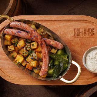 М'ясні ковбаски з сиром, смаженою картоплею та малосольними огірками (120/240/70/40 г)