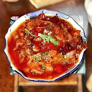 Carne de porc cu salata chinezeasca in sos picant