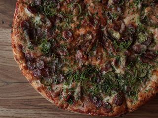 Піца Мисливця з ковбасками, гливами та корнішонами (560g)