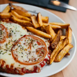 Milanesa de Pollo Napolitan con patatas fritas