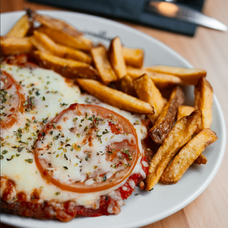 Milanesa de Pollo Napolitan con patatas fritas