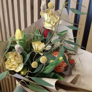 Bukiet okolicznościowy wielokolorowy z kwiatów sezonowych rozmiar S