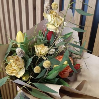 Bukiet okolicznościowy wielokolorowy z kwiatów sezonowych rozmiar S