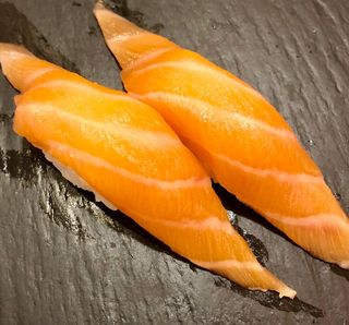 70. Sushi Salmón (2 piezas)