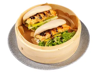 Sandwich gua bao z łososiem w tempurze 2 szt.