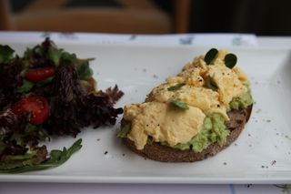 Toast cu avocado si oua scrambled