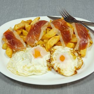 Huevos Fritos Con Patatas Fritas Y Jamón Serrano