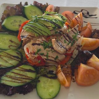 Ensalada de mil hojas con pimiento y ventresca de bonito