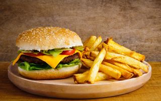 Cheese Burger + Frites + sucrerie