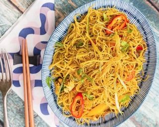 Veg Singapore Noodles - Medium Pack (650ML) + 1 Drink