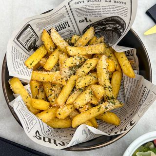 Cartofi prajiti cu parmezan si patrunjel 