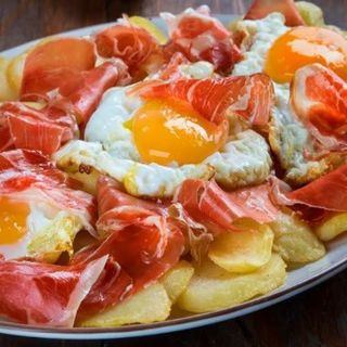 Huevos rotos con jamón ibérico