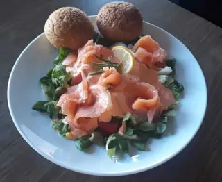 Sałata z łososiem