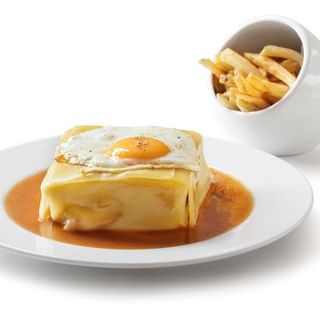 Francesinha Tradicional com Ovo e Tudo!
