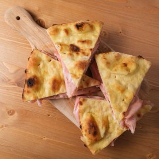 Schiacciata con Mortadella IGP Modena e Grana Padano in cottura