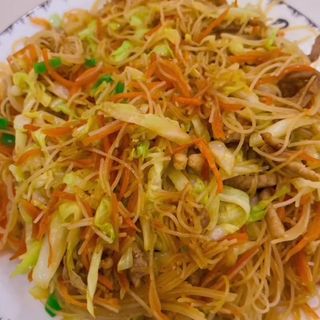 93B.Spaghetti di riso verdure miste con maiale. 猪肉炒米粉