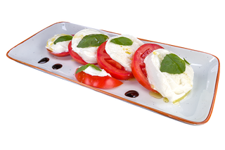 02. Салата Капрезе с италианска биволска моцарела (600г)