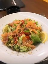 Salata sa dimljenim lososom 