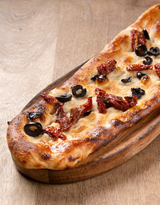 FOCACCIA POMODORO E OLIVA