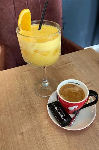 Kava po izboru i cijeđena naranča 0,3l