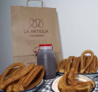Chocolate de (500 ml.) + 12 churros + 4 porras